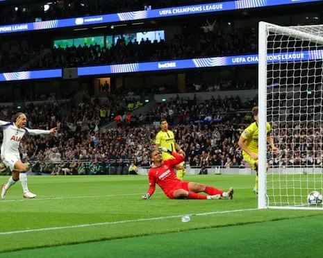 Goalkeeper Luiz's Game-Changing Mistake Gifts Spurs Opening-Night Victory